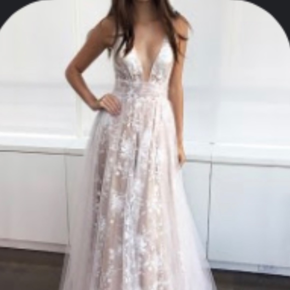Dresses & Skirts - A-Line/Princess V-neck Floor-Length Tulle Champagne Dress
